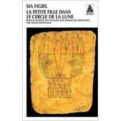 La petite fille dans le cercle de la lune
